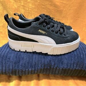 Low top Puma sneakers with a attractive platform to elevate your look.